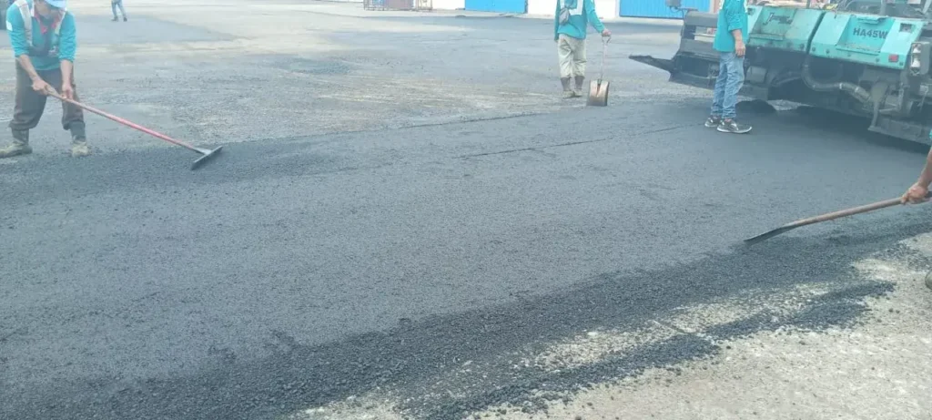 Gelar Aspal Hotmix dengan Asphalt Finisher